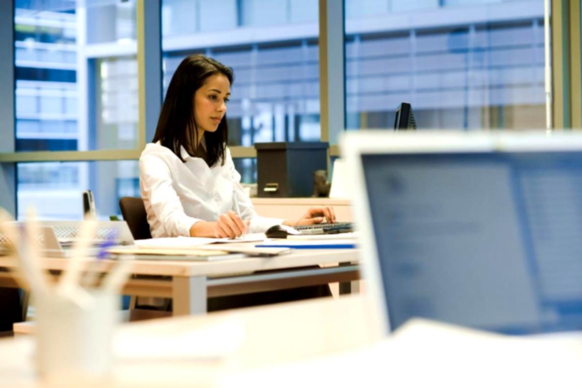 Moderne Büroumgebung mit Finanzunterlagen