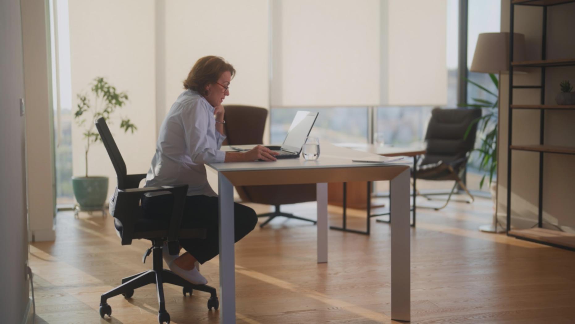 Detaillierte Finanzberichte und Analysetools auf einem Schreibtisch