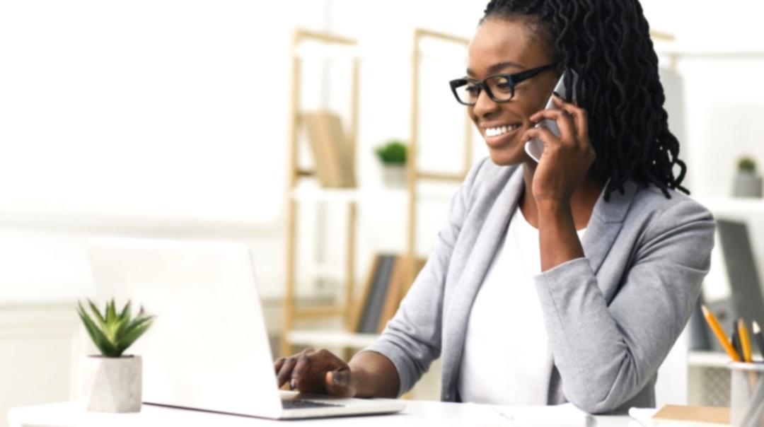 Teamarbeit bei der Auswertung von Betriebskapitalberichten