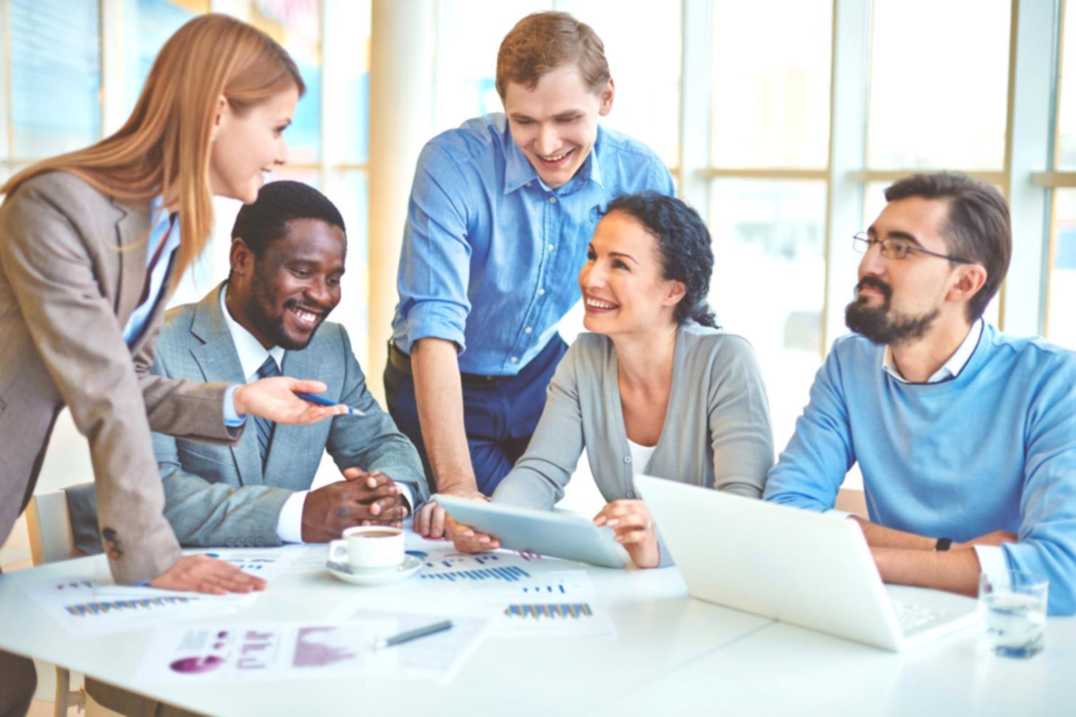 Finanzanalyse Arbeitsplatz mit Laptop und Dokumenten